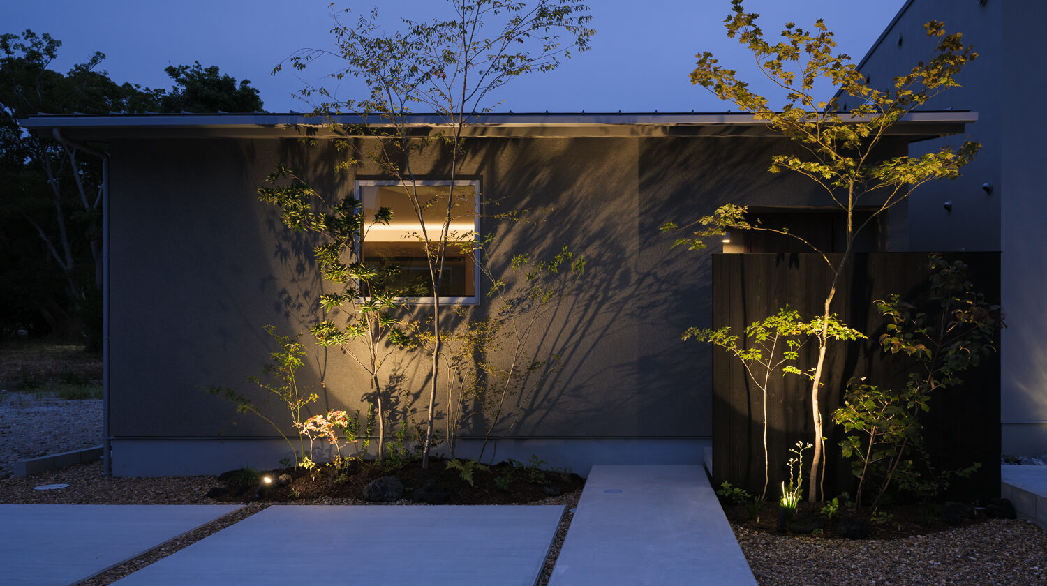 中庭のある緑あふれる平家